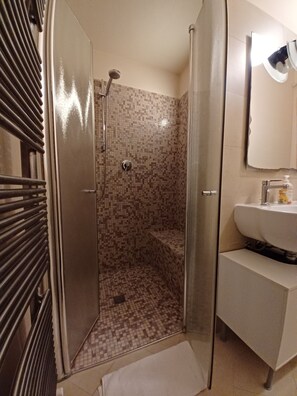 SĂšche-cheveux, bidet, serviettes fournies, savon