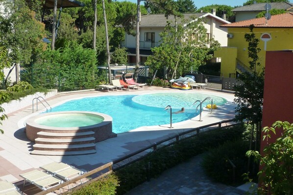 Pool - Tastefully furnished flat with pool and green area (Bibione)