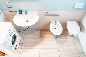 Shower - Tastefully furnished flat with pool and green area (Bibione)
