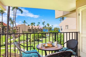 Outdoor dining - Kamaole Sands Kihei: Near Beach, King Bed, Parking (Kihei)