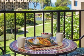 Outdoor dining - Kamaole Sands Kihei: Near Beach, King Bed, Parking (Kihei)