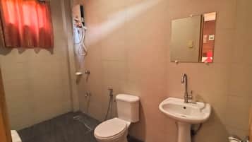 Deluxe Double Room | Bathroom | Shower, towels, soap, shampoo