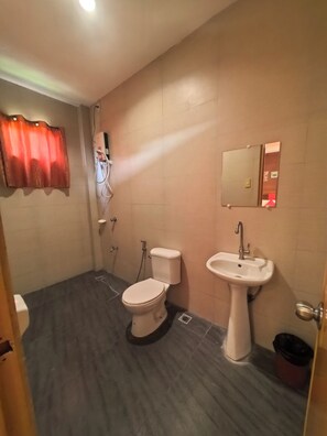 Habitación Deluxe doble | Baño | Ducha, toallas, jabón y champú