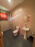 Quarto casal luxo | Banheiro | Chuveiro, bidê, toalhas de banho, sabonete