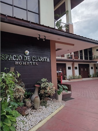 Property entrance. Espacio de Clarita Hometel