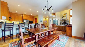 Dining - Gorgeous Luxury Home on Golf Course! Quiet Location. Gas Grill & Washer/Dryer (Mammoth Lakes)