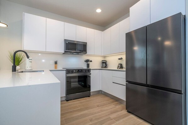 Réfrigérateur, micro-ondes, four, plaque de cuisson