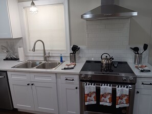 Micro-ondes, four, plaque de cuisson, lave-vaisselle
