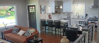 Spacious 5-bedrm house in enchanting East Point with WiFi, AC. 4 mins to airport