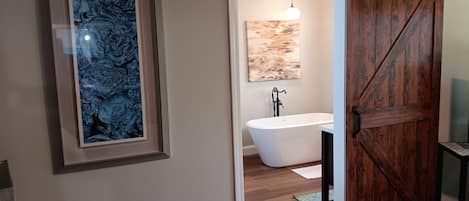 5 habitaciones, tabla de planchar con plancha, wifi y ropa de cama