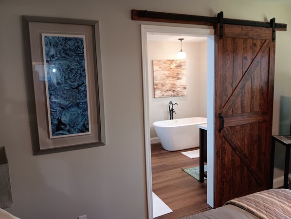 5 habitaciones, tabla de planchar con plancha, wifi y ropa de cama 