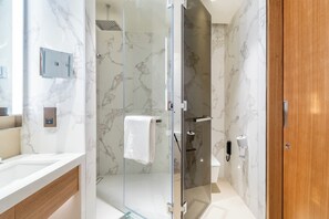 Soap, shampoo, toilet paper - Sky Symphony 3BR Address Opera by Meerak (Dubai)
