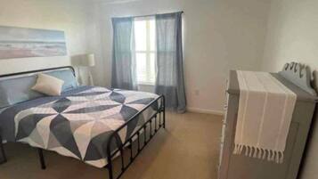 2 habitaciones, tabla de planchar con plancha, wifi y ropa de cama