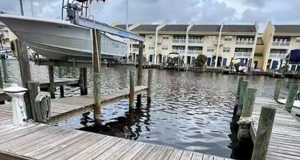 Tranquil 2-bedroom condo in Ocean Springs with fitness room, WiFi