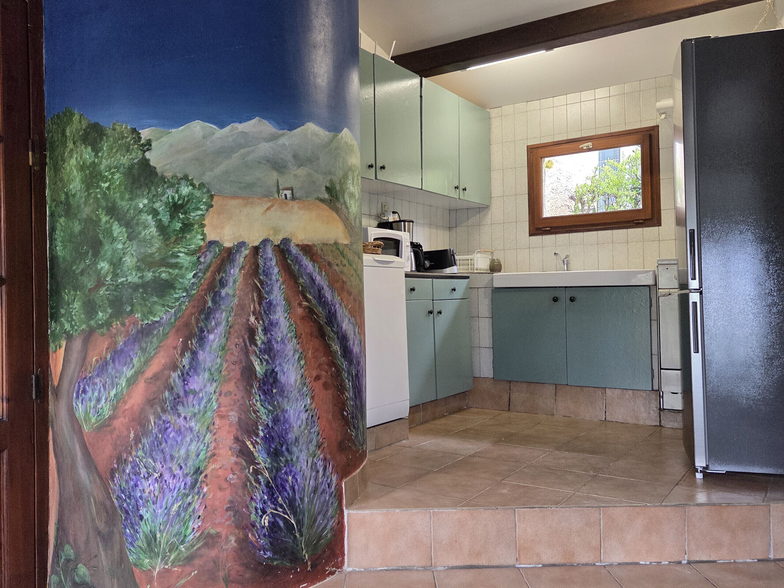 Kühlschrank, Mikrowelle, Ofen, Wasserkocher mit Kaffee-/Teezubehör