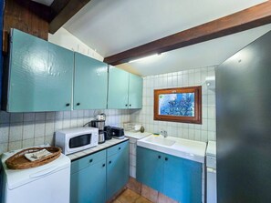 Kühlschrank, Mikrowelle, Ofen, Wasserkocher mit Kaffee-/Teezubehör