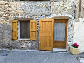 Exterior detail - Le Cocoon d'Estoublon classé 2 étoiles (Estoublon)