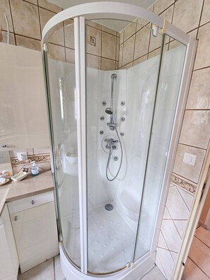 Shower, hair dryer, towels - Villa Bastide Volonne (Volonne)