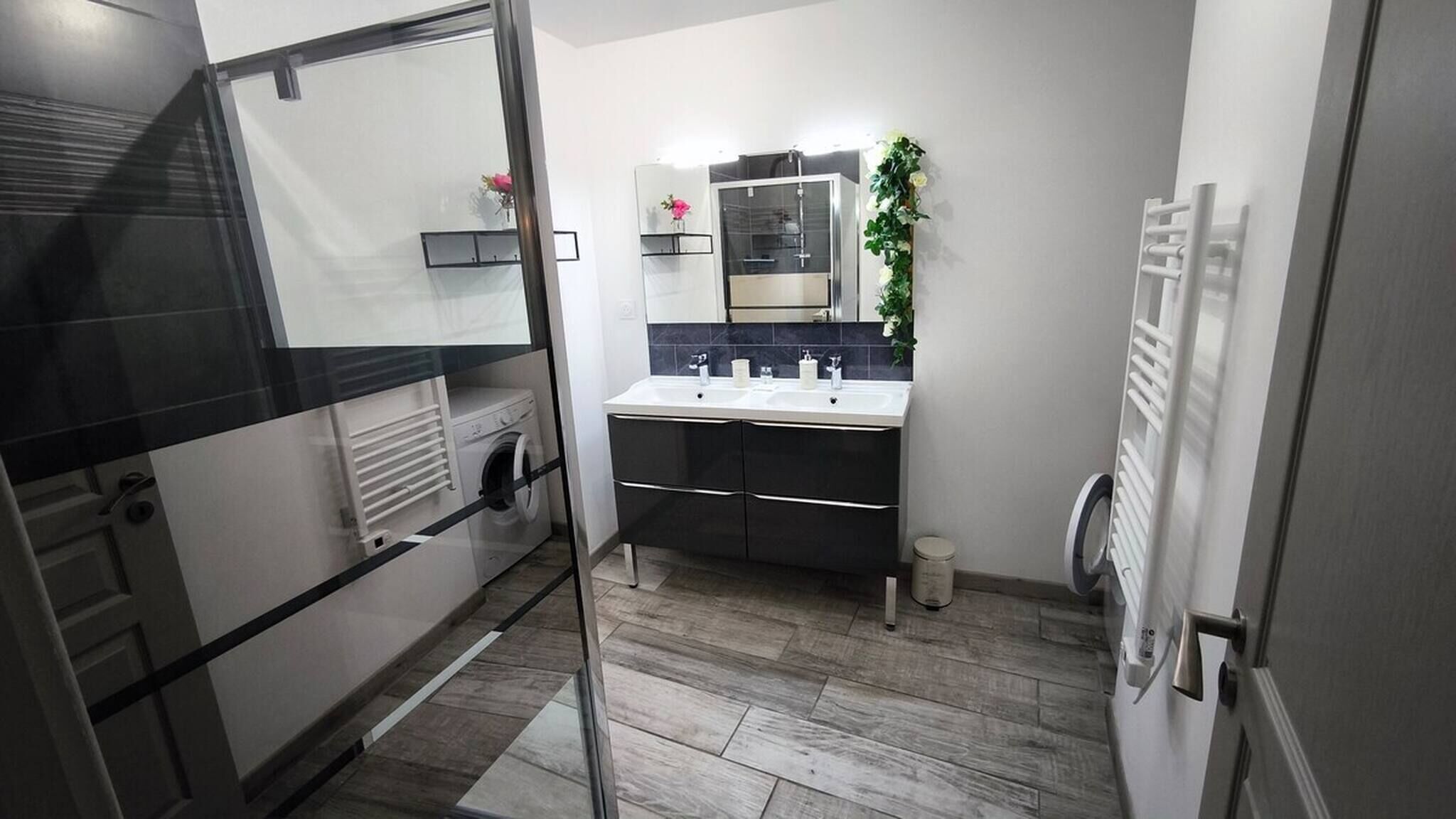 Een douche, een haardroger, handdoeken, zeep