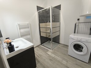 Douche, sèche-cheveux, serviettes fournies, savon