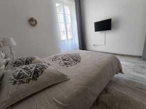 Iron/ironing board, travel cot, free WiFi, bed sheets