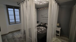 2 slaapkamers, een strijkplank/strijkijzer, reisbedje, gratis wifi