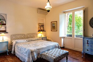 5 quartos, ferros/tábuas de passar roupa, berço de viagem, Wi-Fi