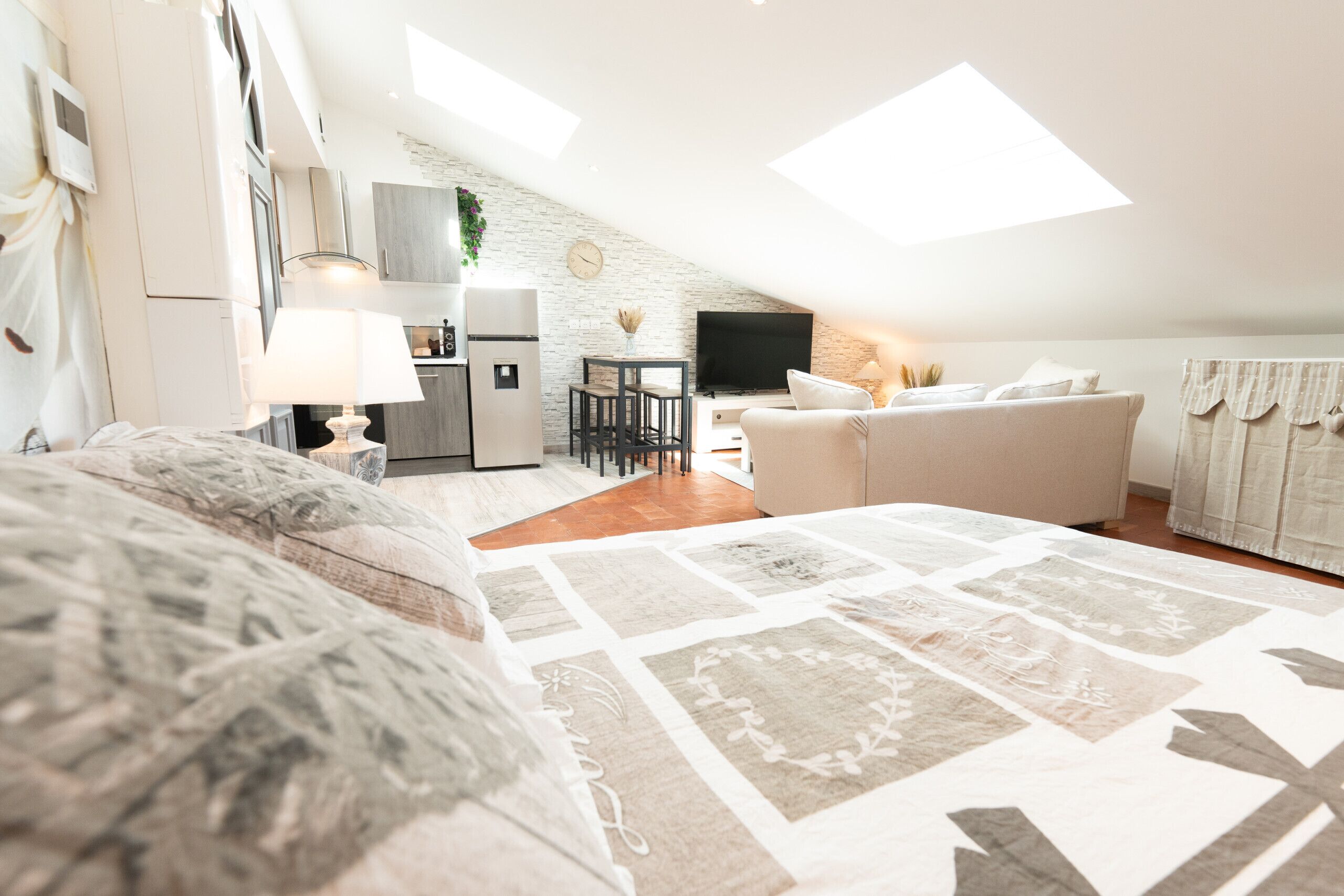 Een strijkplank/strijkijzer, reisbedje, gratis wifi, beddengoed