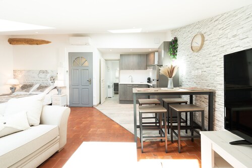 : Charming Attic Apartment - 3 Star Rated 