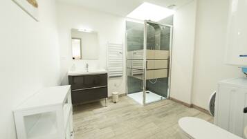 Een douche, een haardroger, handdoeken, zeep