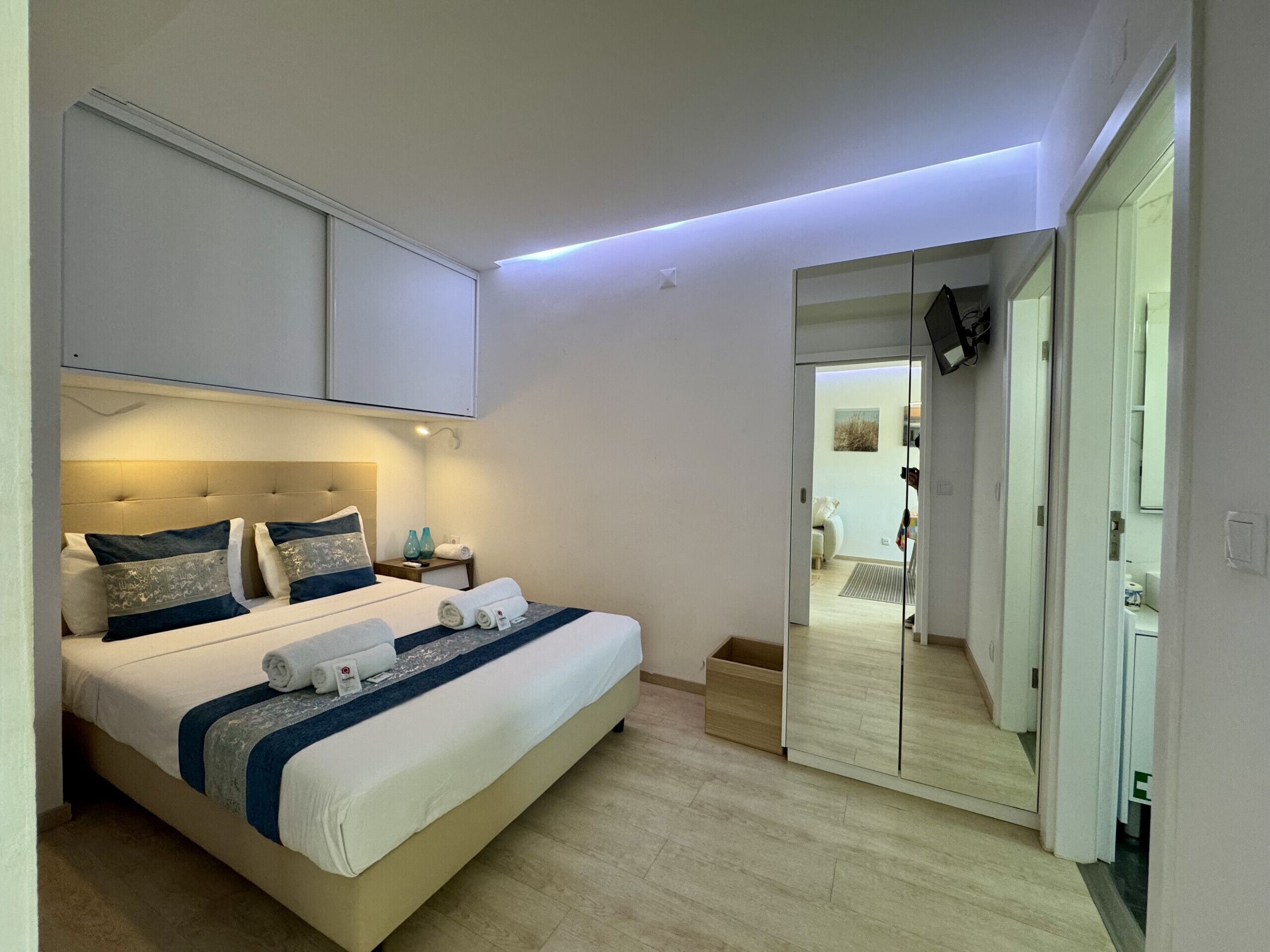 2 habitaciones, cunas y ropa de cama 