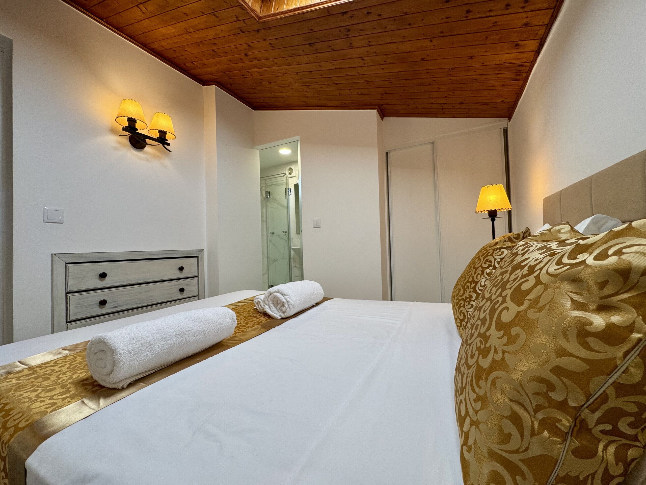 2 多间卧室、婴儿床、床单