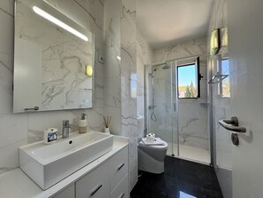 Shower, towels