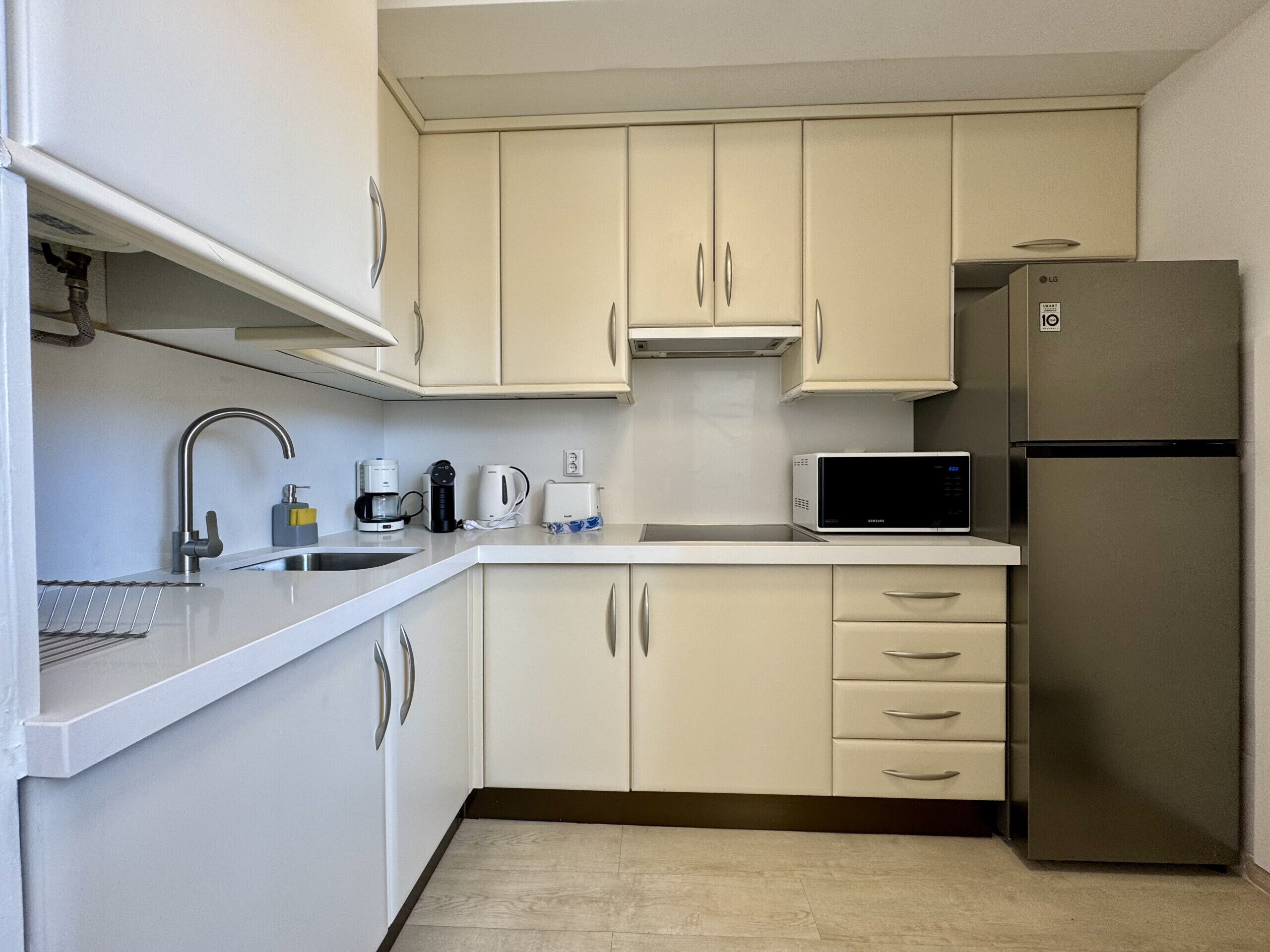 Microondas, cafetera o tetera y utensilios de cocina