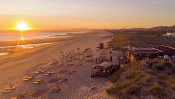 Espreguiçadeiras, toalhas de praia