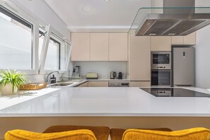 Réfrigérateur, micro-ondes, four, plaque de cuisson