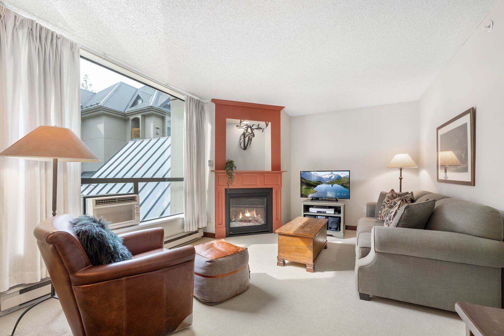 TV, fireplace