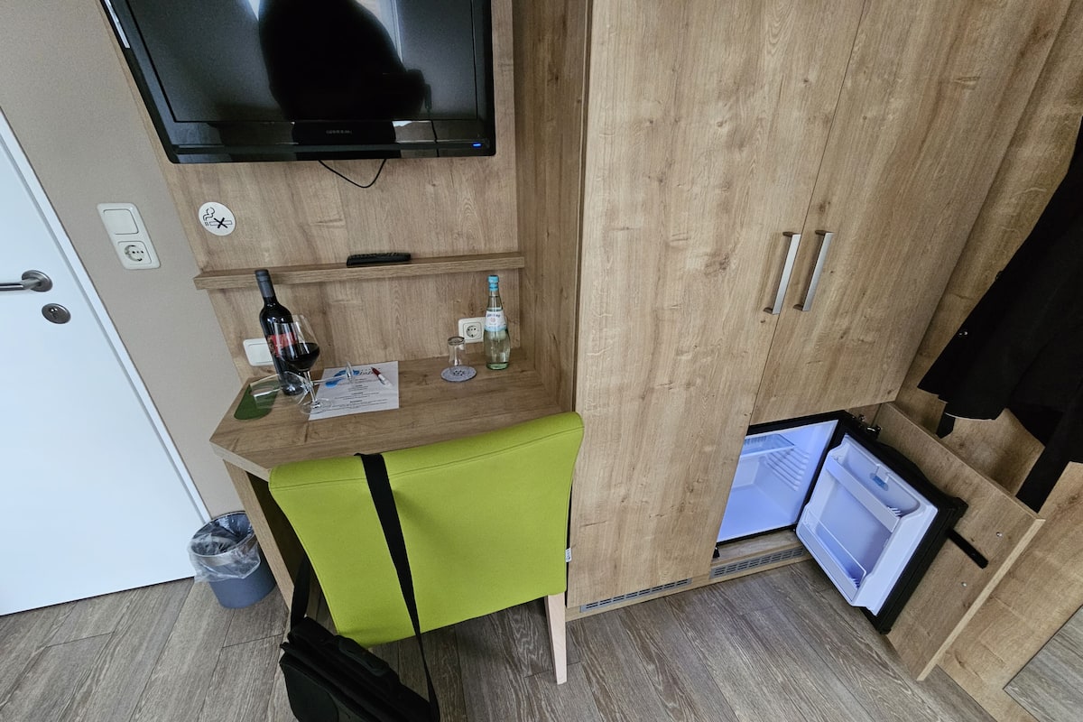 Habitación individual estándar | Caja de seguridad en la habitación y escritorio
