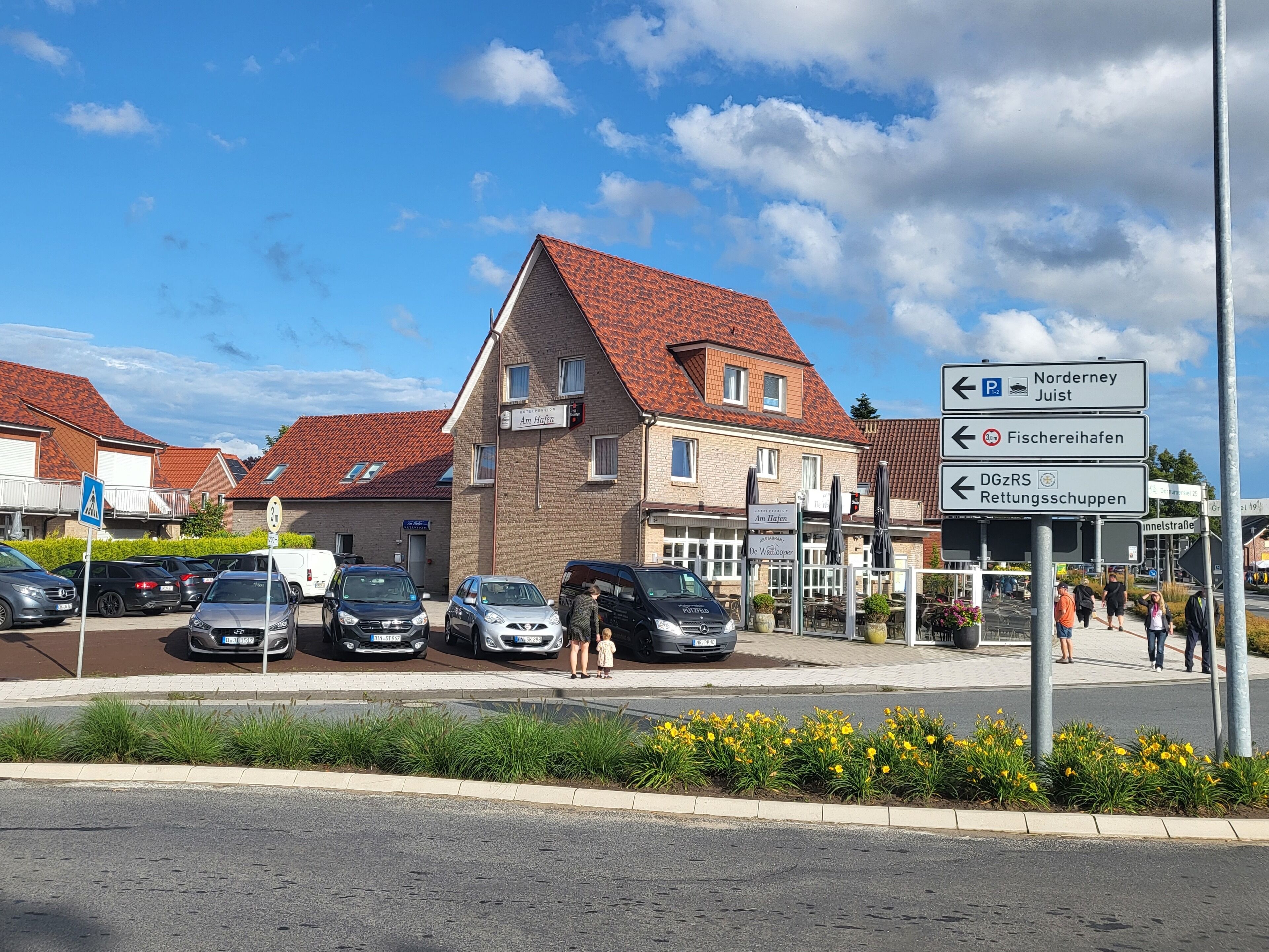 Un edificio con un letrero que indica 'Am Hafen' y 'De Wallfloot'.