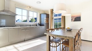 House (8C-Oostburg) | Private kitchen | Fridge - Dormio Strand Resort Nieuwvliet-bad (Nieuwvliet)