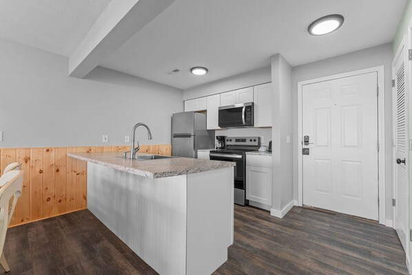 Réfrigérateur, four à micro-ondes, un four, surface de cuisson