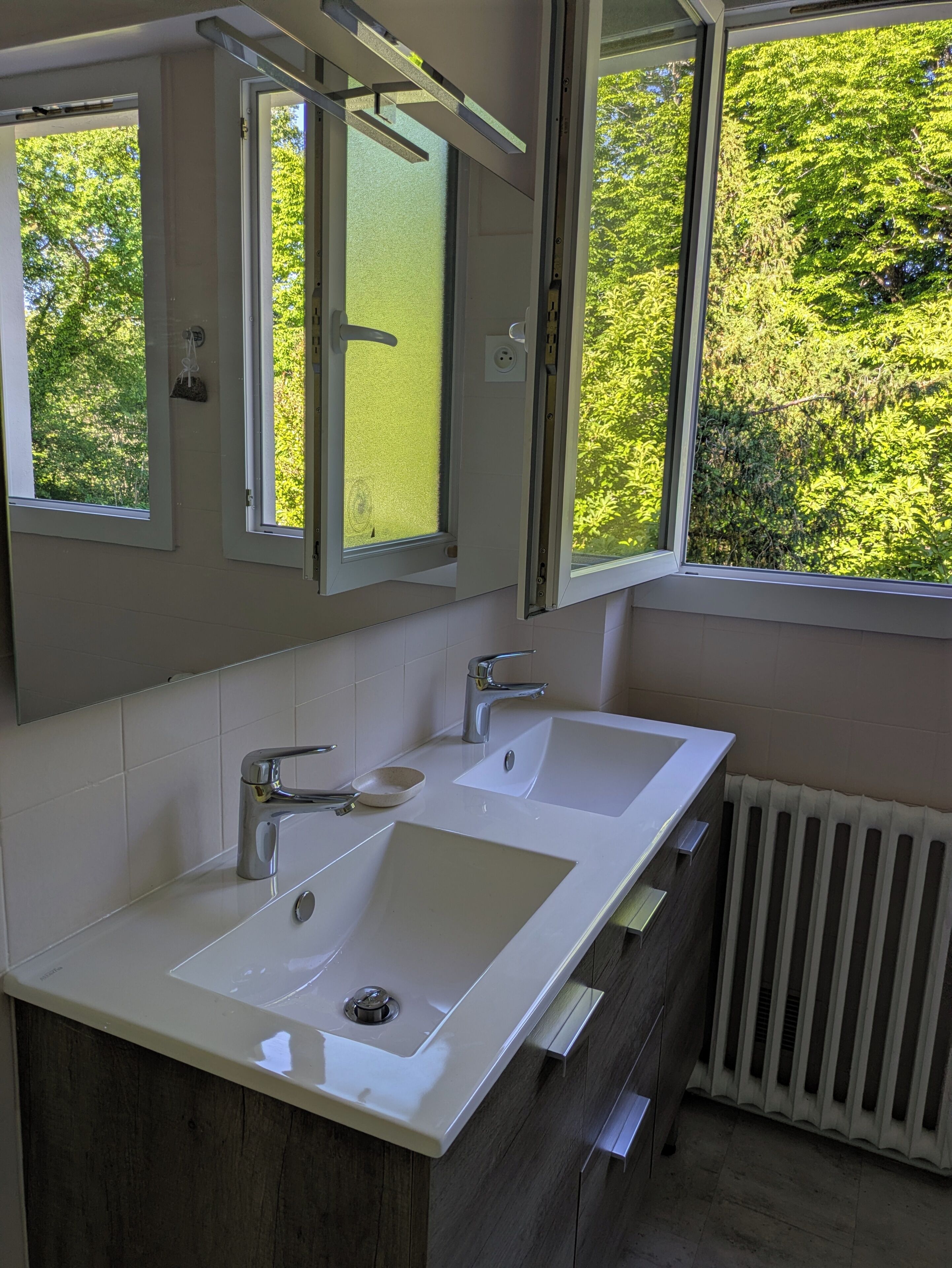 Douche, sèche-cheveux, serviettes fournies, savon