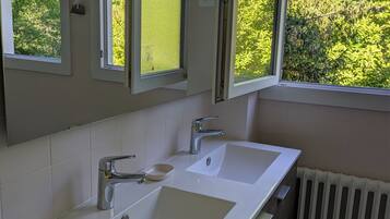 Douche, sĂšche-cheveux, serviettes fournies, savon