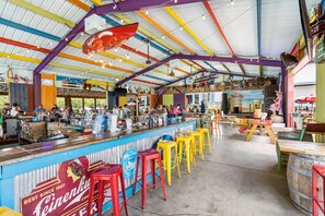 Bar (on property) - Lakeview Paradise: Marina and Boat Rentals (Branson)