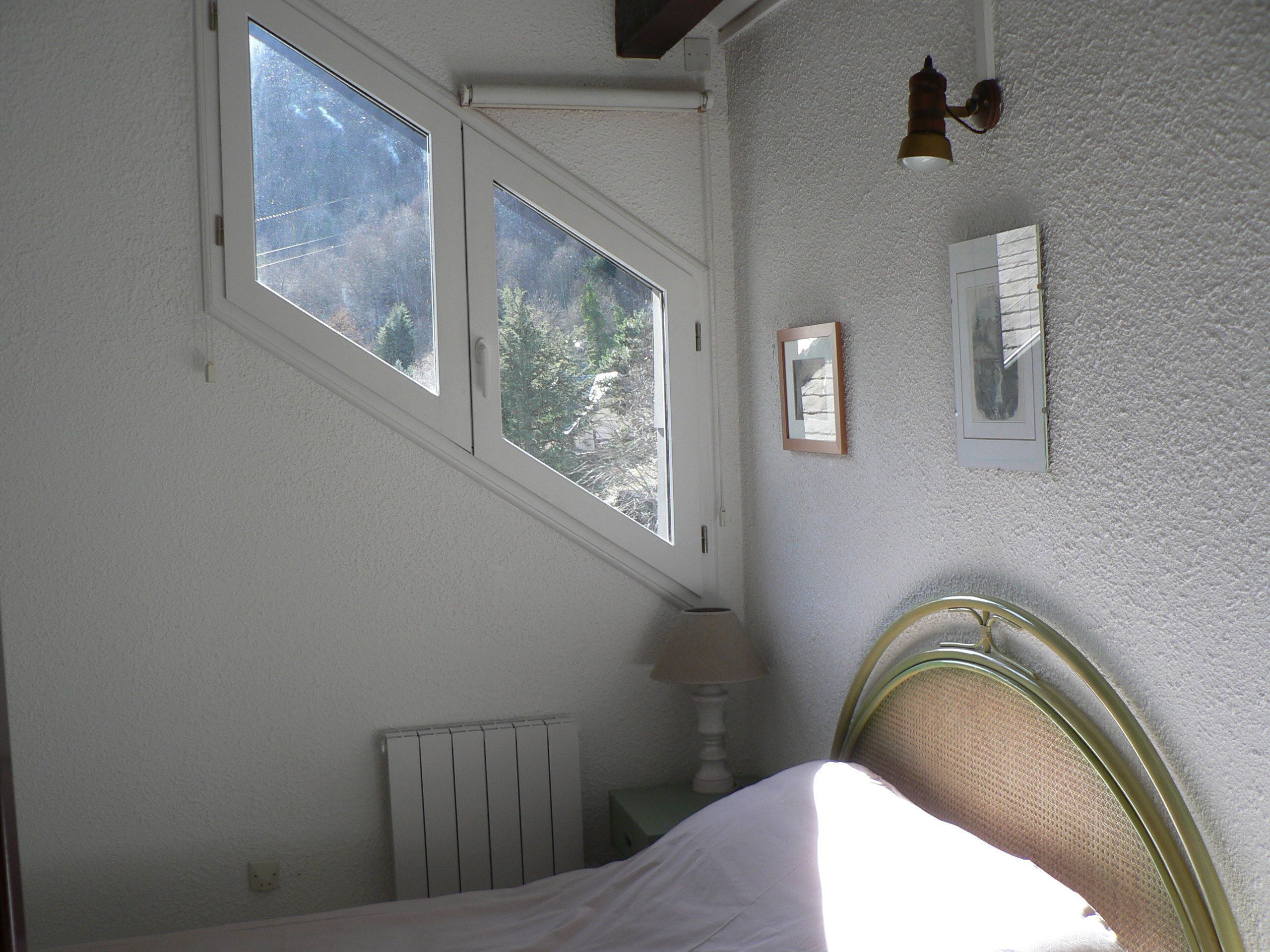 2 habitaciones, tabla de planchar con plancha y cuna de viaje 