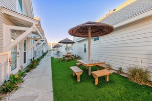 Outdoor dining - Pet-Friendly Townhome with Pool and Pirate Ship Playground, Walk to the Beach (Corpus Christi)