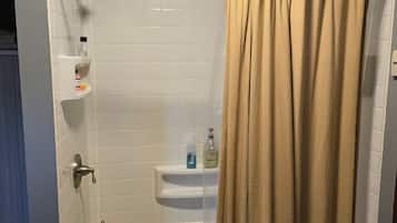 Serviettes fournies, papier toilette