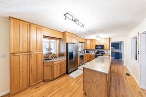 Fridge, microwave, oven, stovetop - Woodland Escape (Cleveland)