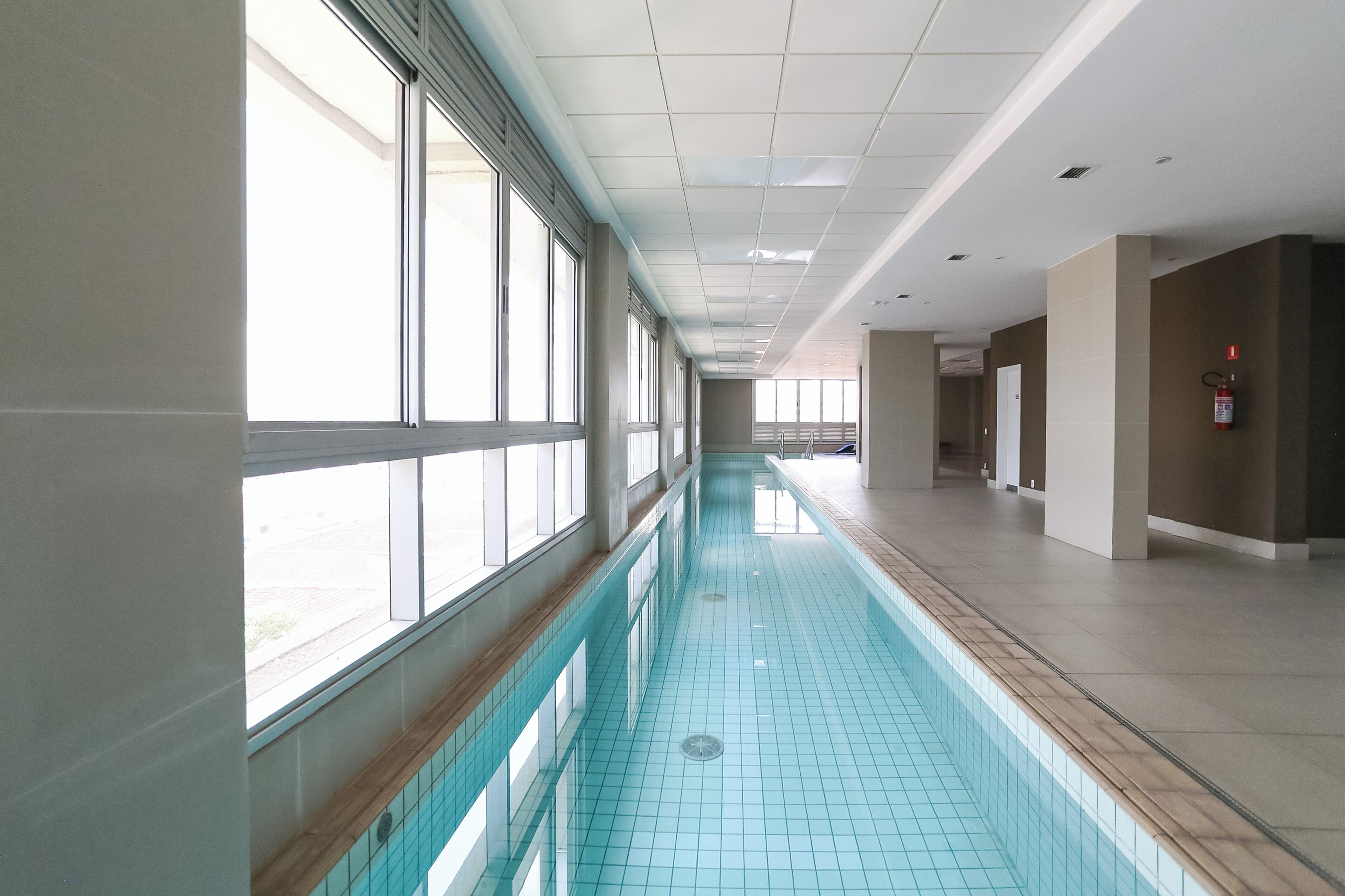 Piscina interna, piscina externa, guarda-sóis, espreguiçadeiras