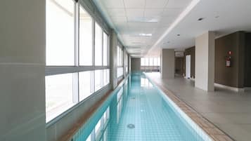 Innenpool, Außenpool, Sonnenschirme, Liegestühle